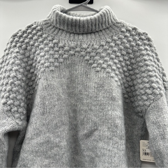 Free People Bradley Textured Popcorn Knit Turtleneck Sweater in Light Grey Sz XS - Picture 4 of 10